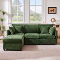 Groene hoekbank met chaise longue, staand op een tapijt in een woonkamer.