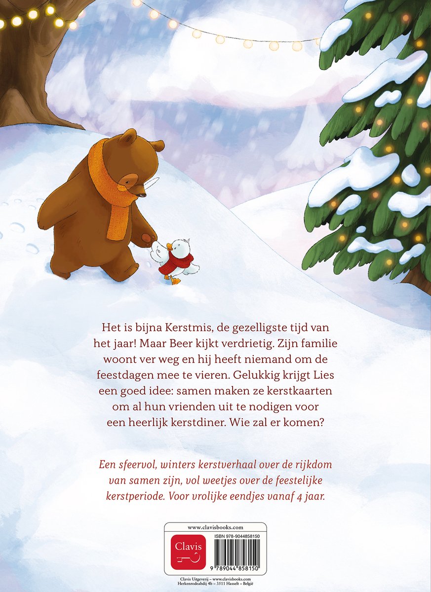 Een bruine beer met oranje sjaal en een eend met rode sjaal, samen in de sneeuw bij kerstbomen.