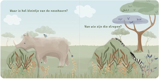 Een neushoorn staat tussen de struiken, een zebra verbergt zich achter een heuvel.
