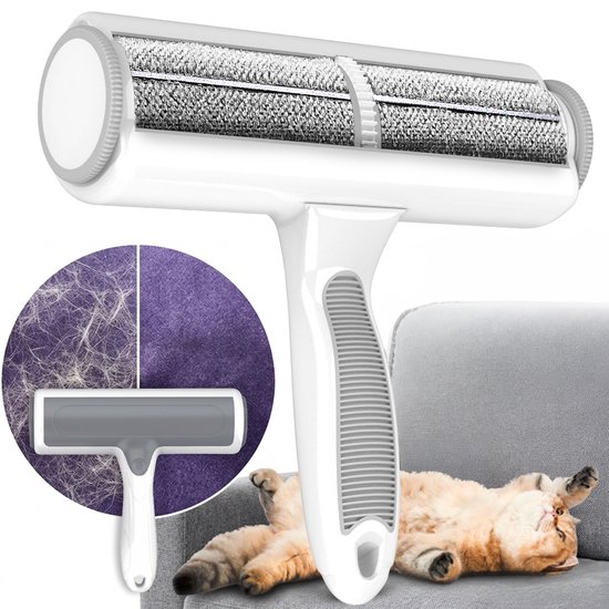 Rouleau nettoyant à double brosse, sur un canapé avec un chat allongé. Détail de tissu violet avec poils.