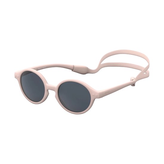 Roze Izipizi baby zonnebril met donkergrijze glazen en bijpassende nekband.