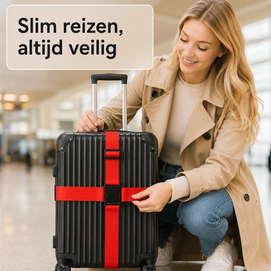 Een vrouw met blonde haren in trenchcoat en spijkerbroek, bevestigt rode kofferriemen op een zwarte koffer.