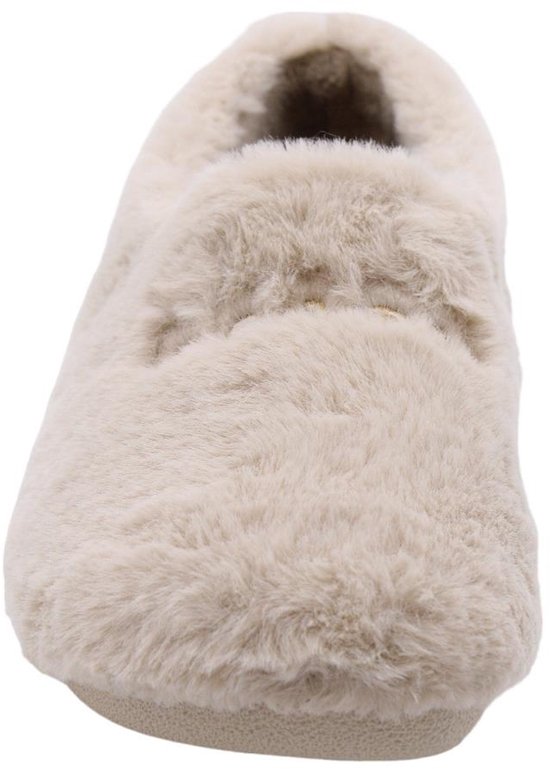 Vooraanzicht van een lichtbeige pluizige pantoffel met decoratieve stiksels.