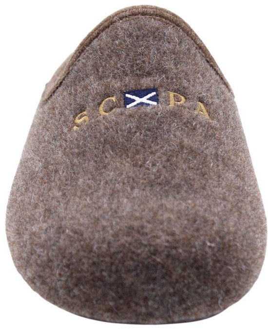 Bruine Scapa pantoffel met geborduurde 'SCPA' op de neus.