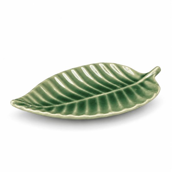 Groene keramieken schaal in de vorm van een blad, 21 cm lang, tegen een witte achtergrond.