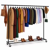 Zwart, verrijdbaar metalen kledingrek volgehangen met diverse jassen, jurken, overhemden en bijpassende schoenen op een plank.