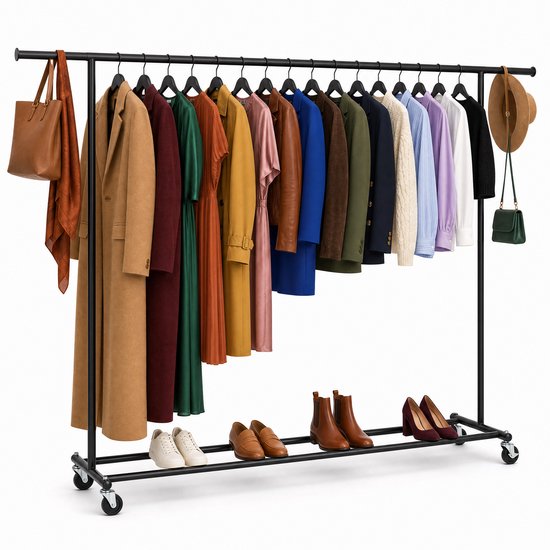 Zwart, verrijdbaar metalen kledingrek volgehangen met diverse jassen, jurken, overhemden en bijpassende schoenen op een plank.
