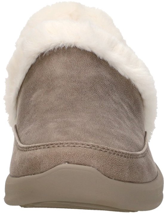 Beige Skechers instapsloffen met een zachte, witte imitatiebont voering en een stevige zool.