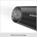 Gros plan de la sortie d'air du sèche-cheveux noir, puissance de 2200 W pour un séchage rapide.