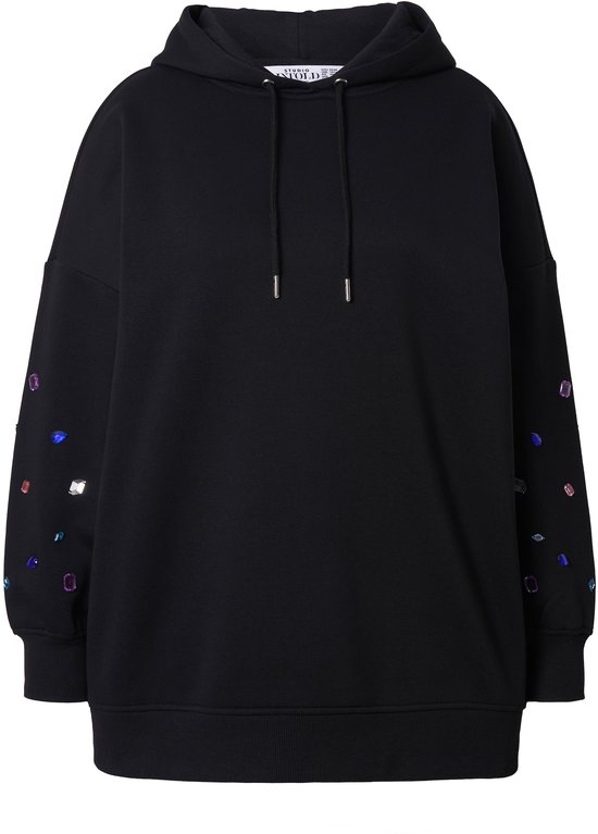 Zwarte extra oversized hoodie met siersteentjes op de mouwen en Studio Untold label.