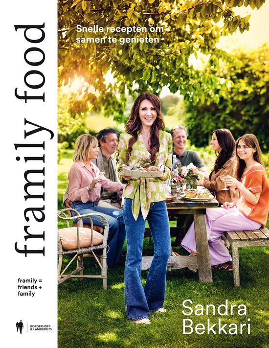 Kookboek 'Framily Food' van Sandra Bekkari met een vrouw die een schaal eten serveert aan een tafel vol vrienden.
