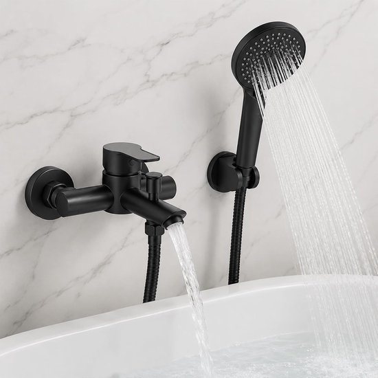 Zwarte badkraan en handdouche in gebruik, gemonteerd op een marmeren wand.