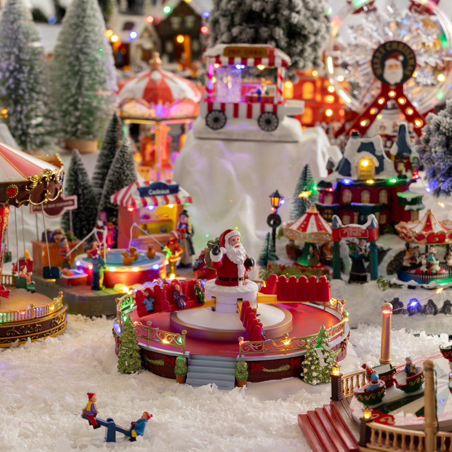 Verlicht dorp met kerstman-draaimolen, 25 veelkleurige LED's, met muziek en beweging RIVEN – foto 2