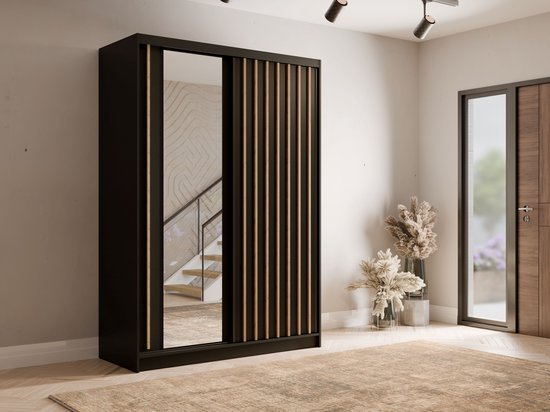 Moderne zwarte schuifdeurkast met spiegel en houten latten in een sfeervol ingerichte slaapkamer.