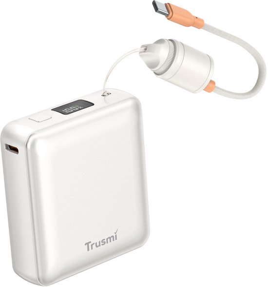 Witte Trusmi powerbank met digitaal display, inclusief losgekoppelde USB-C laadkabel.