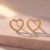 Lundholm Elska Hartjes Oorbellen Goudkleurig - Kleine Oorknopjes Hartje 0,75 cm - Premium Stainless Steel Jewellery Goud Verguld - Hypoallergene Sieraden - Sinterklaas en Kerst Cadeautjes - Cadeau Meisje of Dochter - my Lundholm