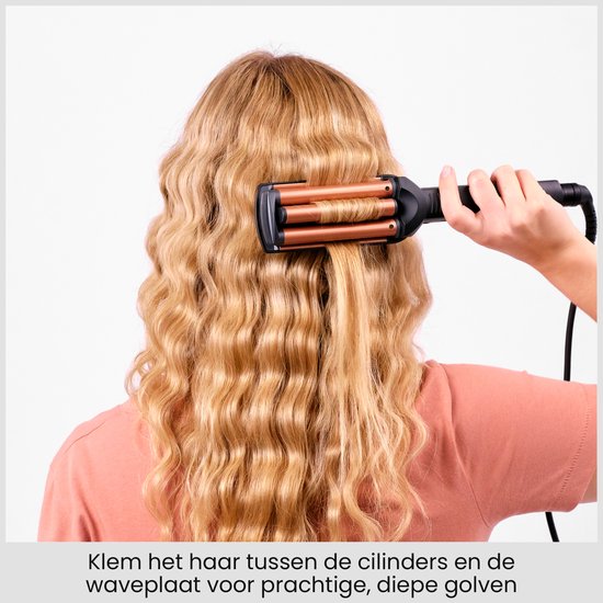Achterzijde van persoon die golvend haar creëert met de BaByliss krultang.