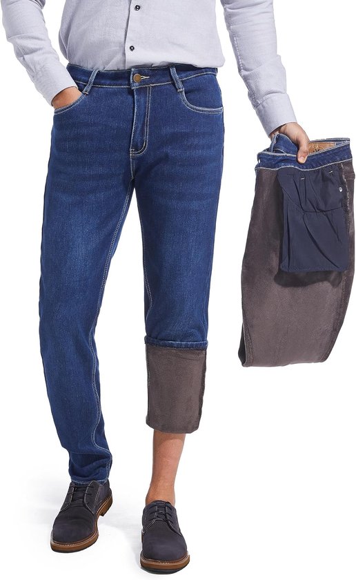 Blauwe jeans met een dikke, donkerbruine fleecevoering aan de binnenkant, getoond door een model in hemd.