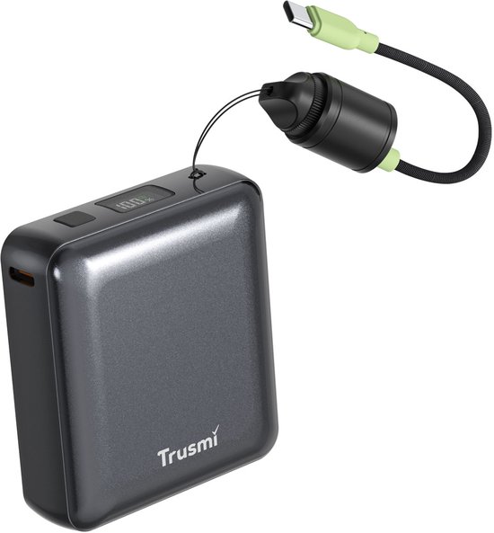 Grijze Trusmi powerbank met digitaal display toont 100% en een USB-C kabel aan een draagriem.