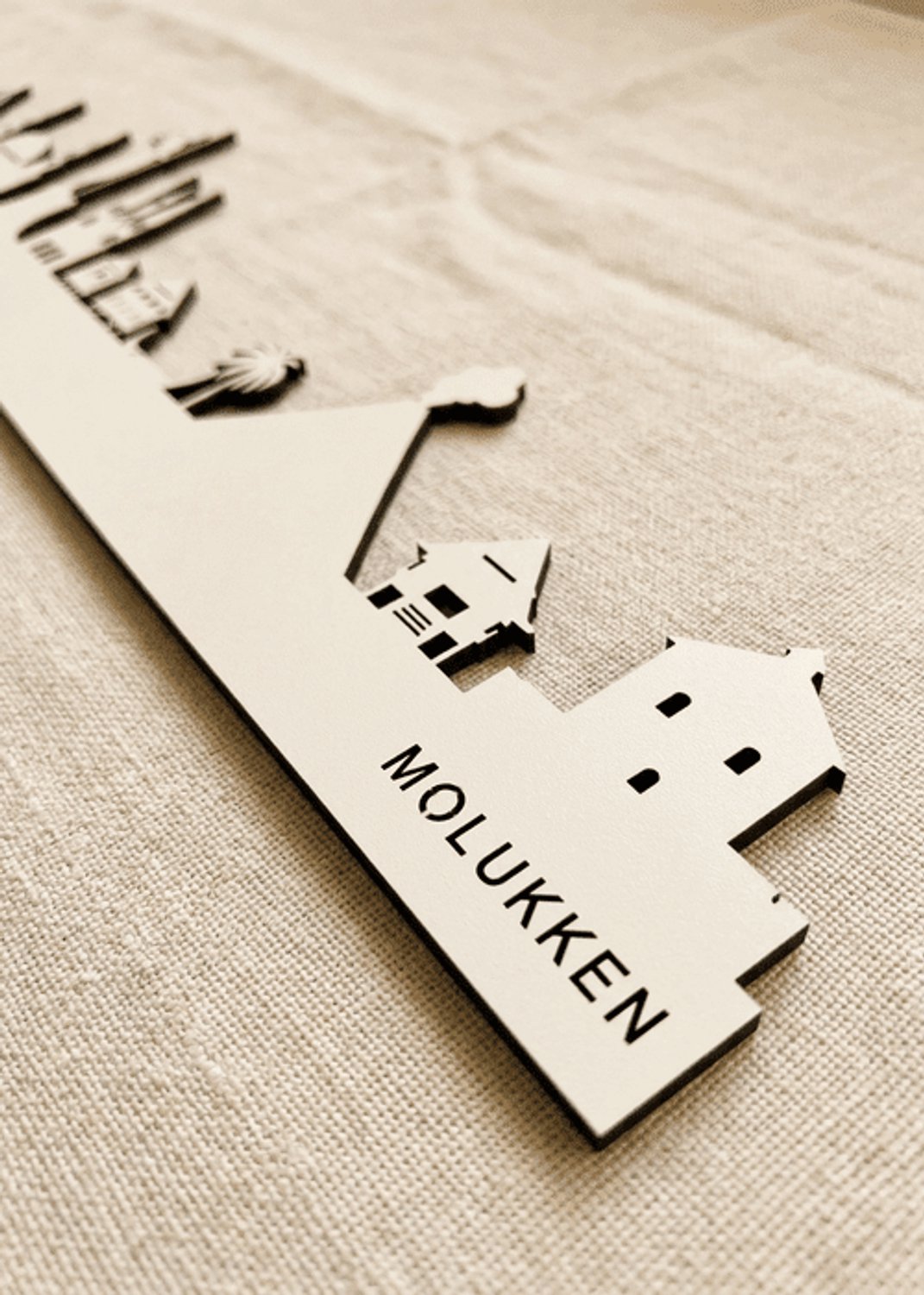 Houten Skyline Molukken | Wanddecoratie voor aan de muur | Wit MDF | 70 x 10 cm