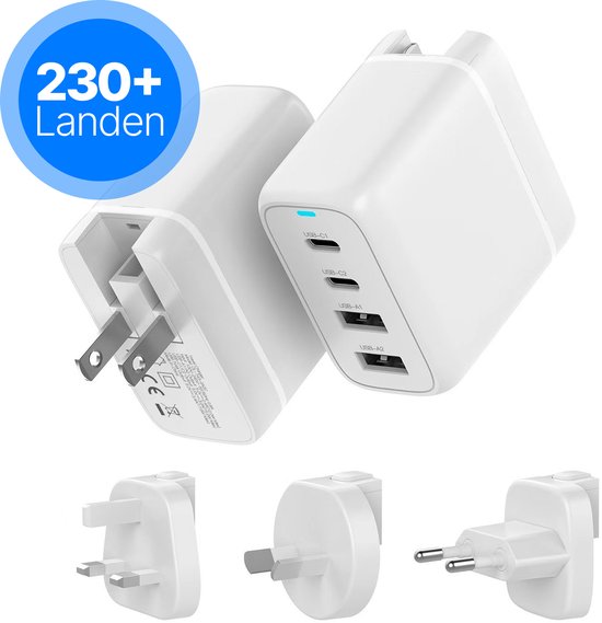 Witte universele wereldstekker met 4 poorten (2x USB-C, 2x USB-A) en extra opzetstukken voor 230+ landen.