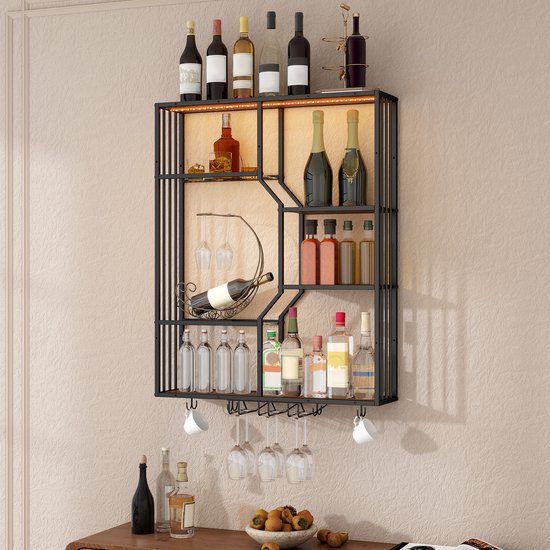 Zwart metalen wandwijnrek met LED-verlichting, flessenopslag, glazenhouder en houten planken.