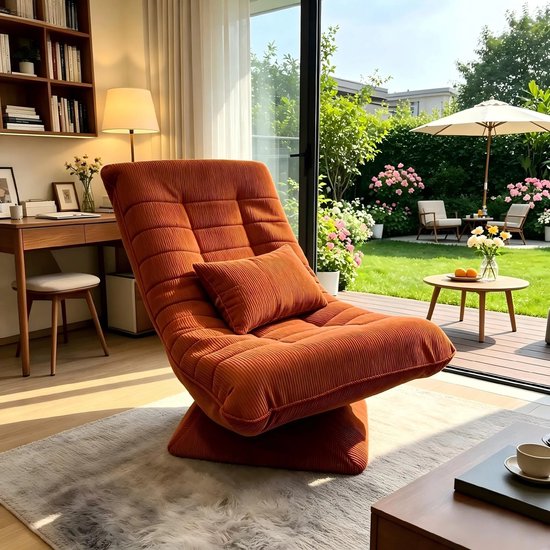 Oranje corduroy draaifauteuil met kussen in een zonovergoten woonkamer met uitzicht op een tuin.
