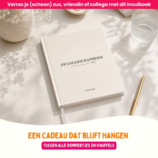 Beige zwangerschapsboek met zwarte letters op een tafel met een pen. Tekst: Een cadeau dat blijft hangen.