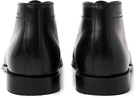 Achterkant van twee zwarte leren veterschoenen met subtiel Van Lier logo op de hiel.
