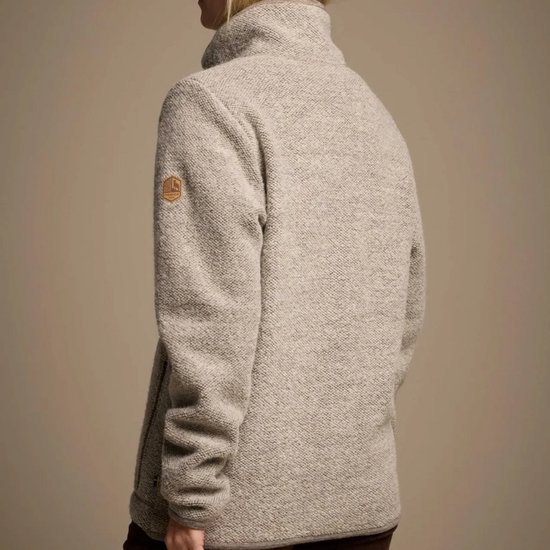 Achteraanzicht van beige wollen vest met hoge kraag en Ivanhoe-logo op de mouw.