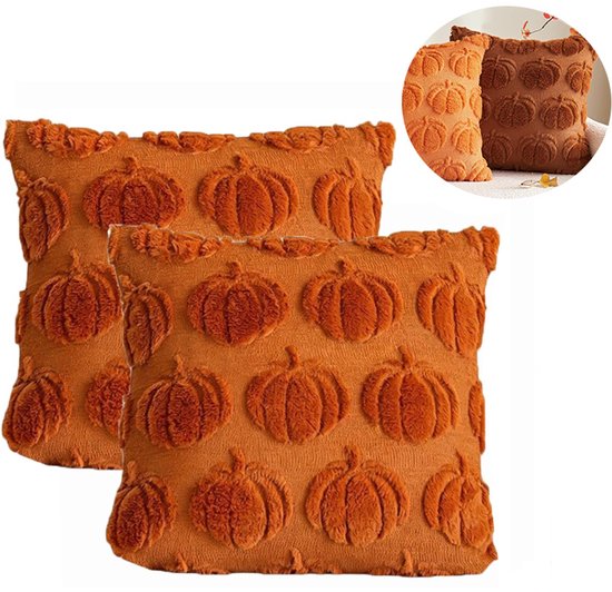 Twee oranje vierkante sierkussens met een pluizig, verhoogd pompoenpatroon in een herfststijl.