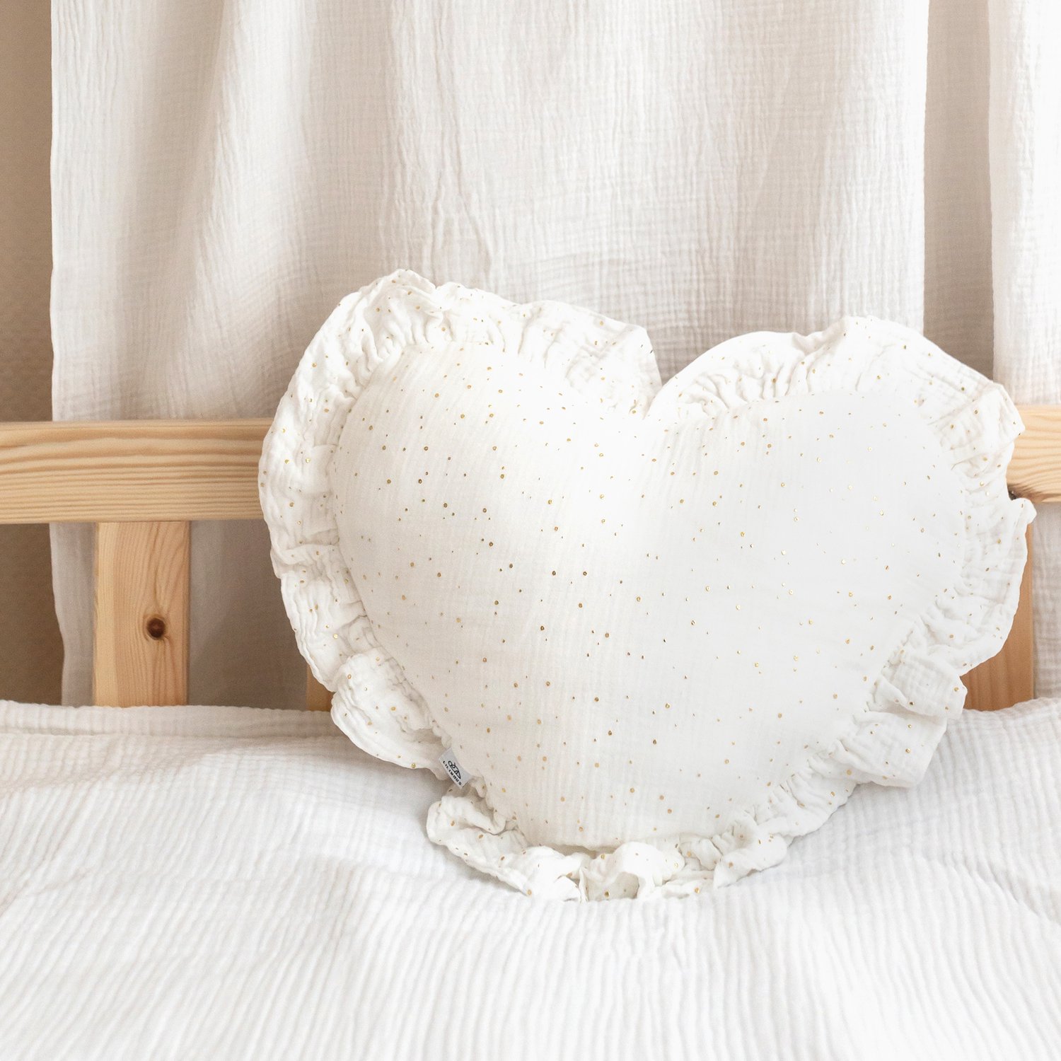 LILIMAUS Sierkussen hart met ruche en gouden details - mousseline katoen - wit