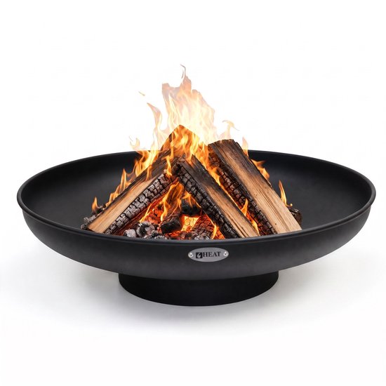 Zwarte HEAT vuurschaal gevuld met brandend houtblokken, geïsoleerd op een witte achtergrond.