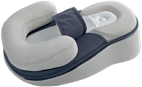 Grijze en donkerblauwe baby-nestje met u-vormig kussen en veiligheidsband.