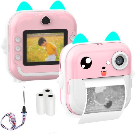 Roze instantcamera met kattenoortjes en lichtblauwe accenten. Scherm toont jongen in veld. Extra camera, rolletjes en band.