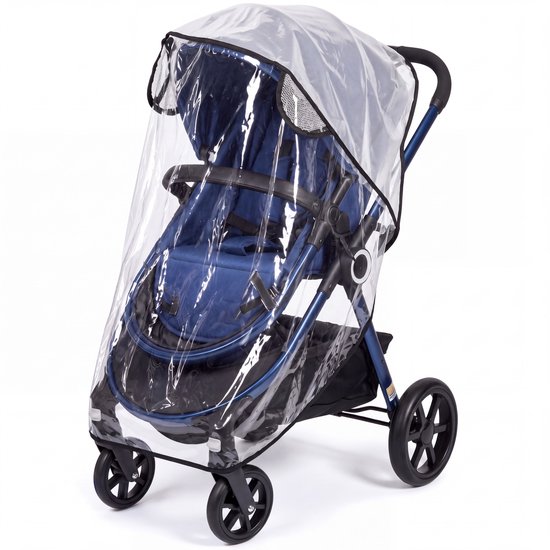 Universele transparante regenhoes gemonteerd op een blauwe kinderwagen, geïsoleerd tegen een witte achtergrond.