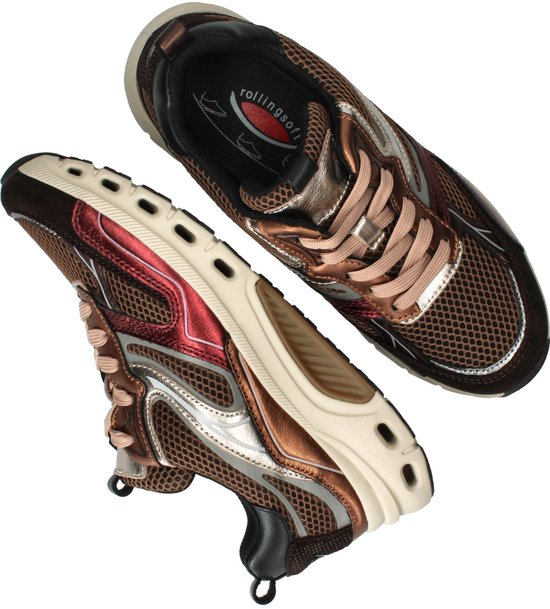 Twee bruine sneakers vanuit vogelperspectief met metallic rode en zilveren details.