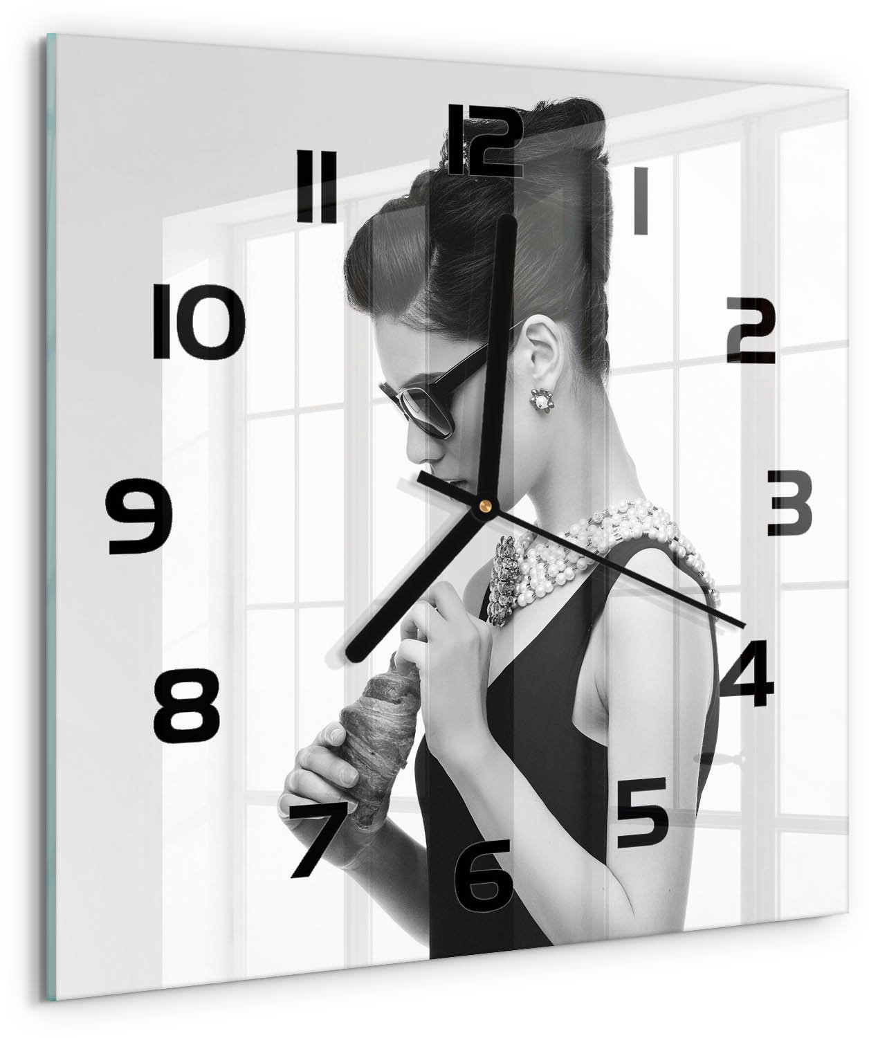 Tulup Wandklok - Vrouw met bril Moderne Wandklok Glas - 30x30 cm - Zwart Wandklok Glas Decoratie - Zwarte handen - Vierkante Klok - Glazen Wandklok Design - Klok Glas Met Opdruk