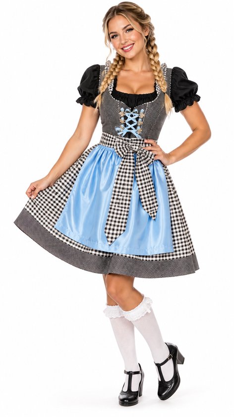 Mannequin portant une robe Dirndl à carreaux noir et blanc avec un tablier bleu ciel satiné, un corsage en dentelle noire et un nœud à rayures.