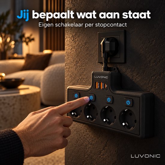 Zwarte Luvonic stekkerdoos met 4 stopcontacten en 3 USB-poorten, deels bedekt door een hand die een schakelaar indrukt.