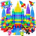 Een kleurrijk magnetisch bouwset met een kasteel, raketten, en rennende poppetjes.