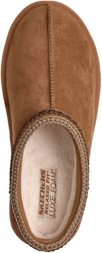 Bruine suède Skechers pantoffel met gevoerde binnenzool waarop Skechers Relaxed Fit Luxe Foam staat.