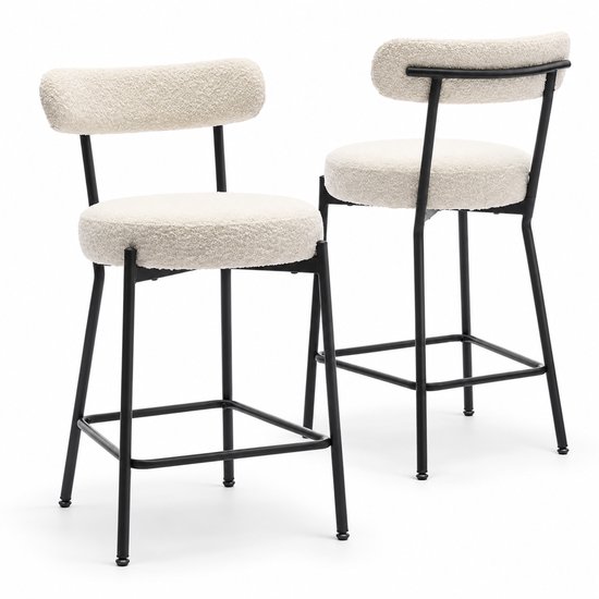 Set van twee crème bouclé barkrukken met rugleuning, zitting en mat zwart metalen frame, op een witte achtergrond.
