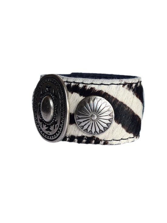 Zebraprint armband met bewerkte metalen details en een ovale gesp.