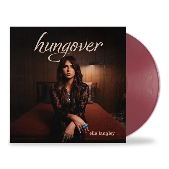 Pochette d'album avec "hungover" et "ella langley" au-dessus d'une femme dans une pièce sombre, assise sur un lit. Le vinyle est de couleur bordeaux.