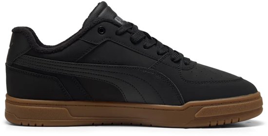 Zwarte Puma sneaker met bruine zool en subtiele perforaties op de neus.