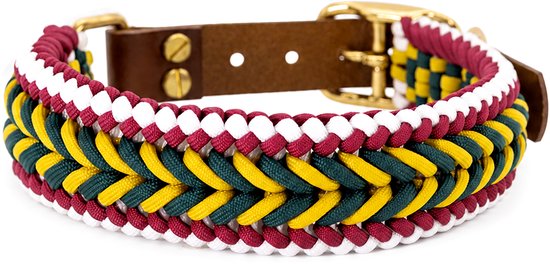 Bordeauxrode, groene en gele paracord halsband met bruin leren band en messing gesp.