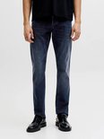 Man met een zwart t-shirt en blauwe jeans.