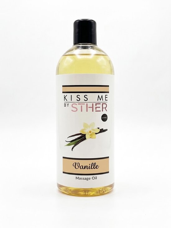 Fles massageolie 'Vanille' van Kiss Me by Sther met vanillestokjes en bloem.