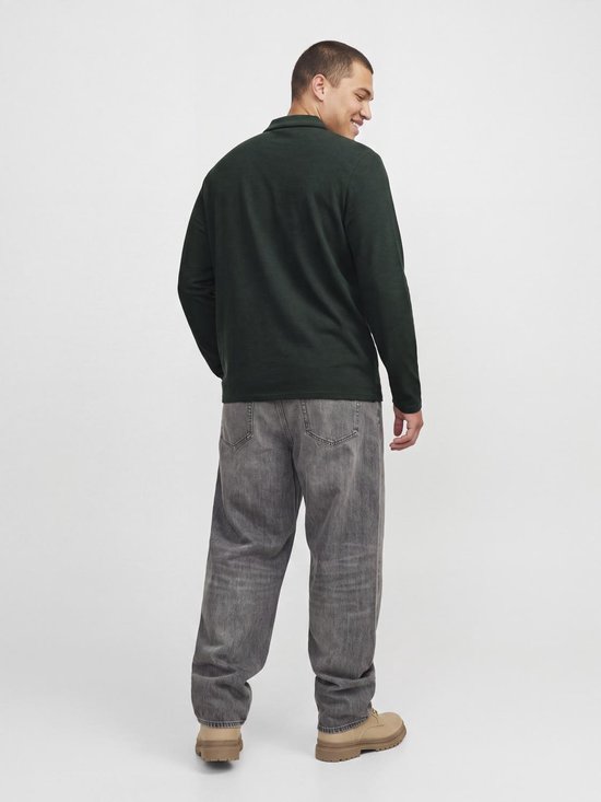 Achteraanzicht van een model in een donkergroen poloshirt met lange mouwen en grijze jeans.